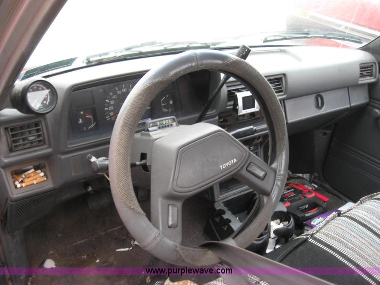 image for item 2338 1987 Toyota pickup truck