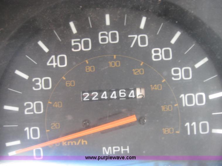 image for item 2338 1987 Toyota pickup truck