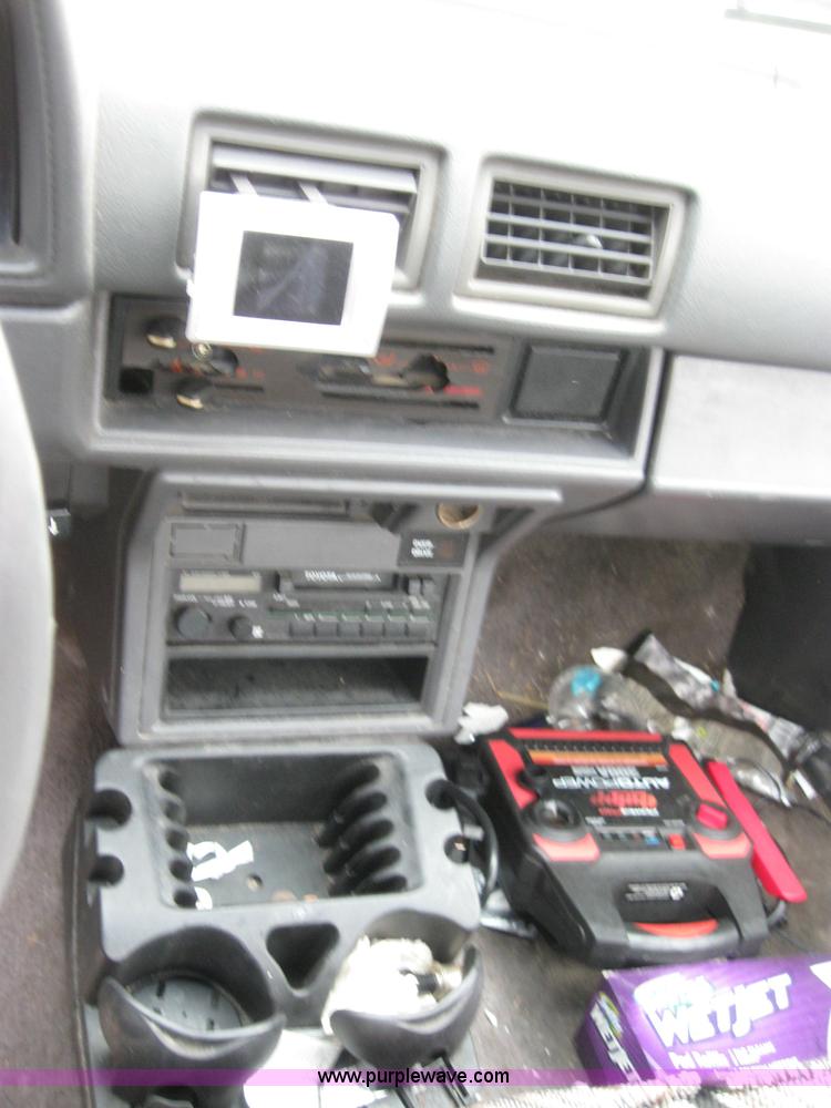 image for item 2338 1987 Toyota pickup truck