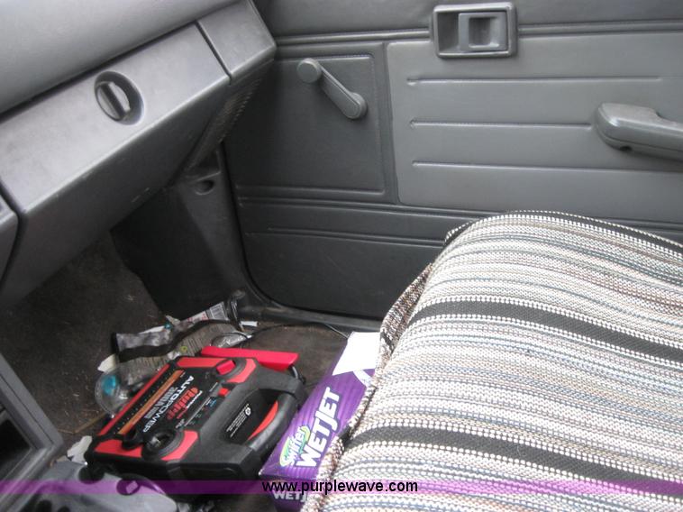 image for item 2338 1987 Toyota pickup truck