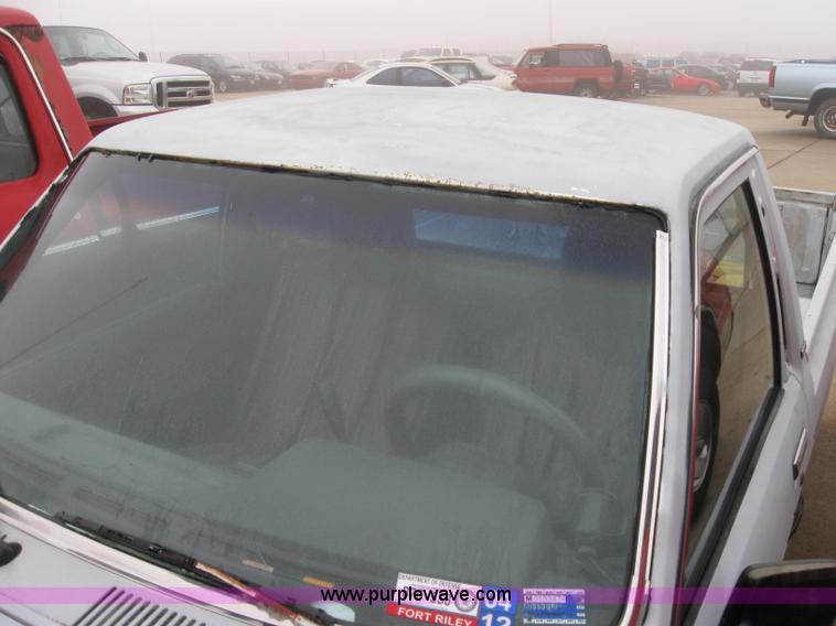 image for item 2338 1987 Toyota pickup truck