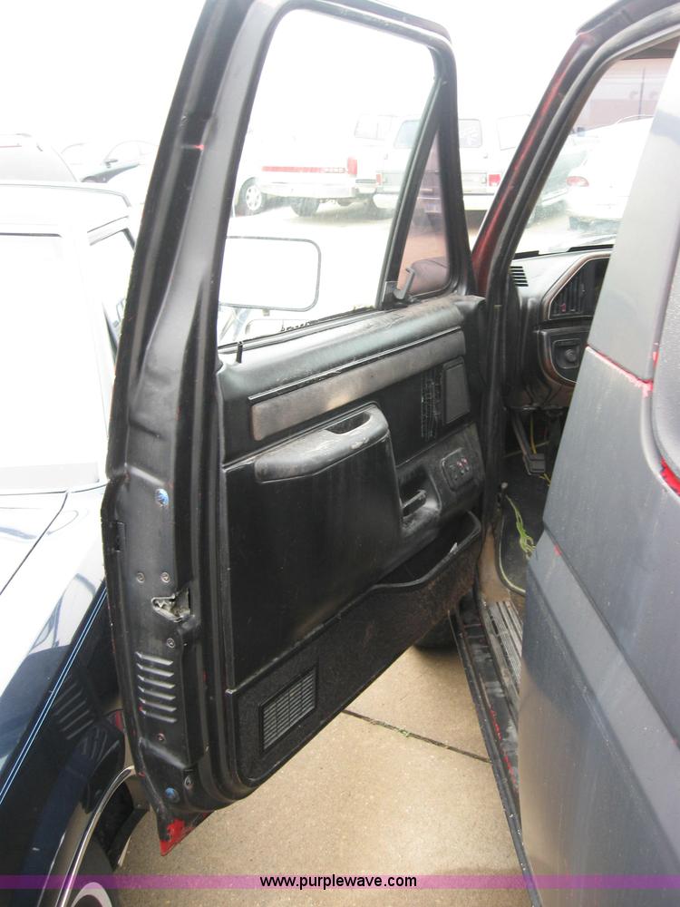 image for item 2344 1988 Ford Bronco SUV