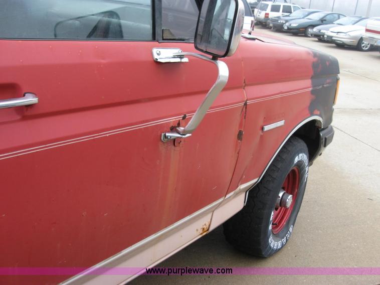 image for item 2344 1988 Ford Bronco SUV