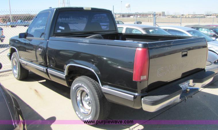image for item 8542 1988 Chevrolet C1500 pickup truck