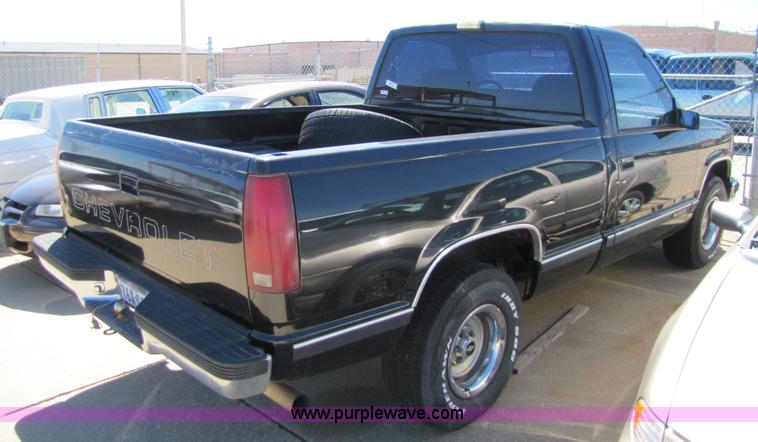 image for item 8542 1988 Chevrolet C1500 pickup truck