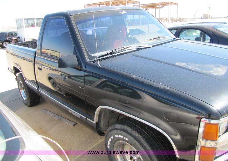 image for item 8542 1988 Chevrolet C1500 pickup truck