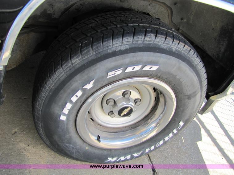 image for item 8542 1988 Chevrolet C1500 pickup truck