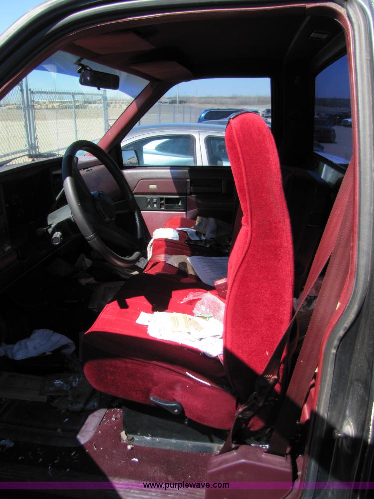 image for item 8542 1988 Chevrolet C1500 pickup truck