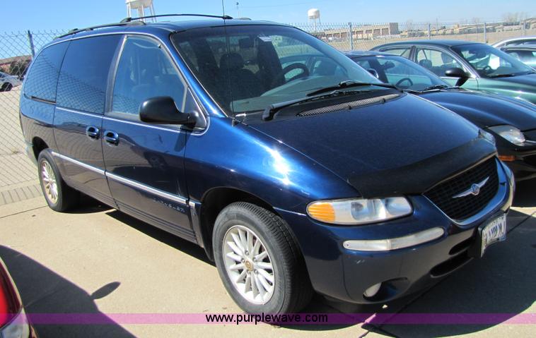 image for item 8548 2000 Chrysler Town & Country LXi minivan