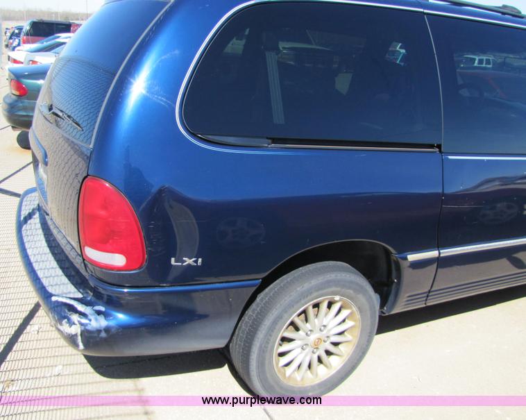 image for item 8548 2000 Chrysler Town & Country LXi minivan