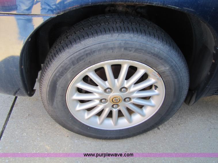 image for item 8548 2000 Chrysler Town & Country LXi minivan