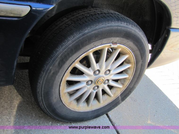 image for item 8548 2000 Chrysler Town & Country LXi minivan