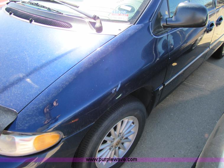 image for item 8548 2000 Chrysler Town & Country LXi minivan