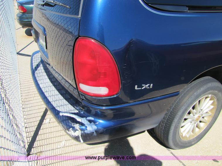 image for item 8548 2000 Chrysler Town & Country LXi minivan