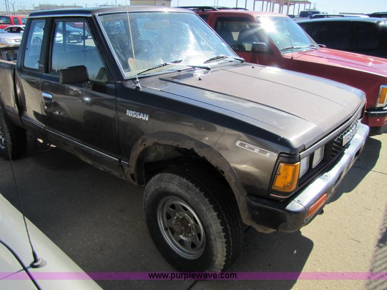 image for item 8559 1985 Nissan GT King Cab pickup truck