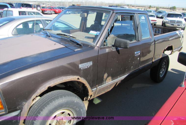 image for item 8559 1985 Nissan GT King Cab pickup truck