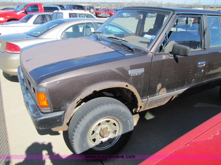 image for item 8559 1985 Nissan GT King Cab pickup truck