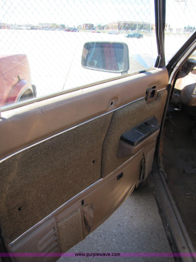 image for item 8559 1985 Nissan GT King Cab pickup truck