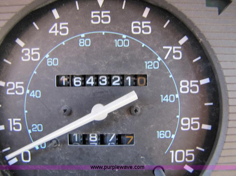 image for item 8559 1985 Nissan GT King Cab pickup truck