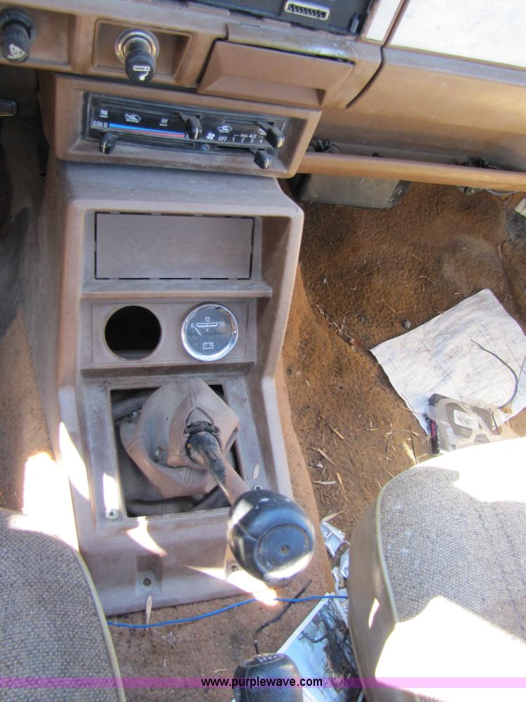 image for item 8559 1985 Nissan GT King Cab pickup truck