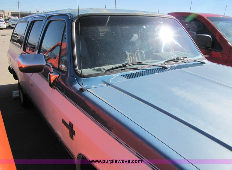 image for item 8562 1988 Chevrolet Suburban SUV