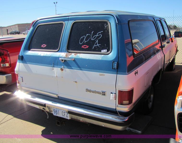 image for item 8562 1988 Chevrolet Suburban SUV