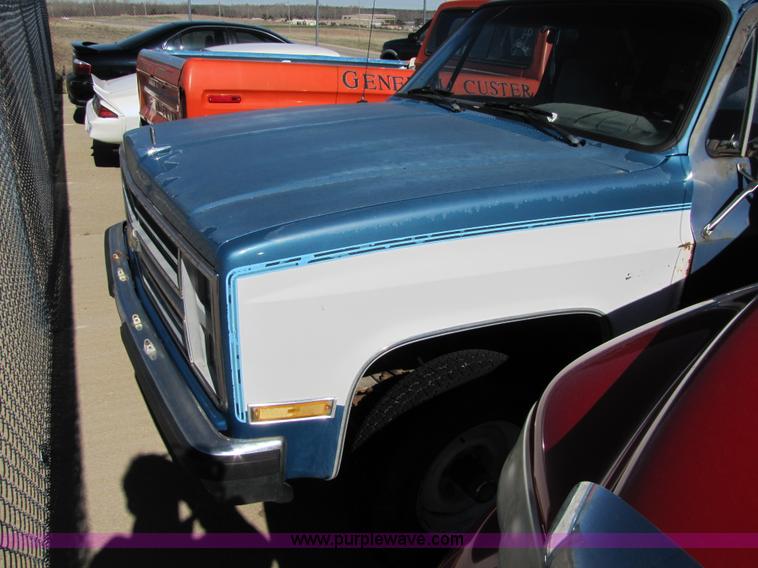 image for item 8562 1988 Chevrolet Suburban SUV