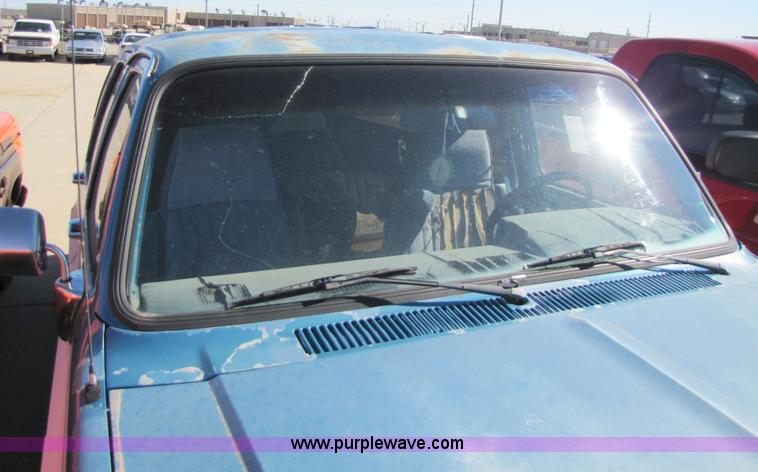 image for item 8562 1988 Chevrolet Suburban SUV