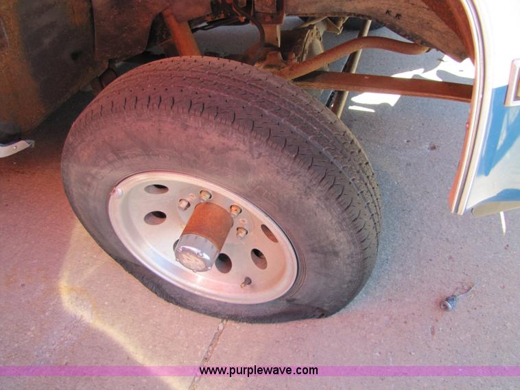 image for item 8562 1988 Chevrolet Suburban SUV