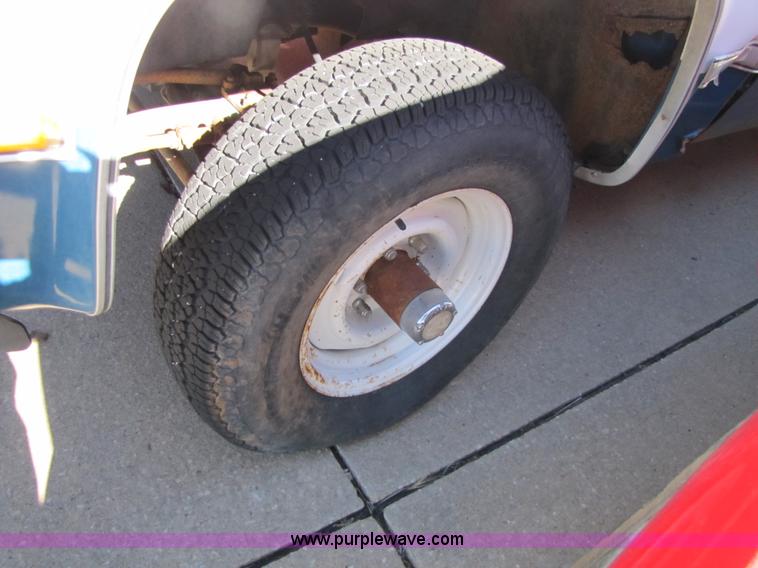 image for item 8562 1988 Chevrolet Suburban SUV