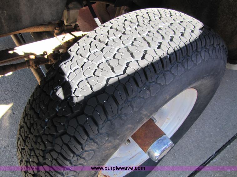 image for item 8562 1988 Chevrolet Suburban SUV