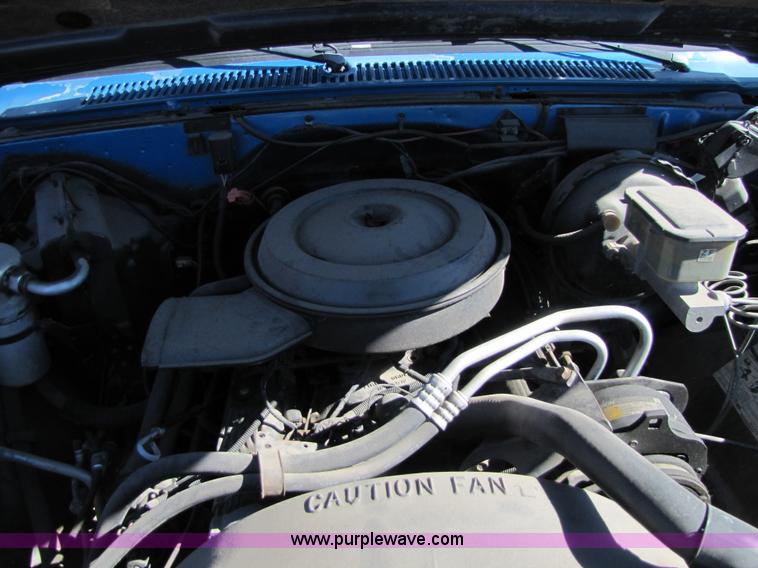 image for item 8562 1988 Chevrolet Suburban SUV