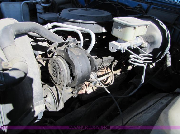 image for item 8562 1988 Chevrolet Suburban SUV