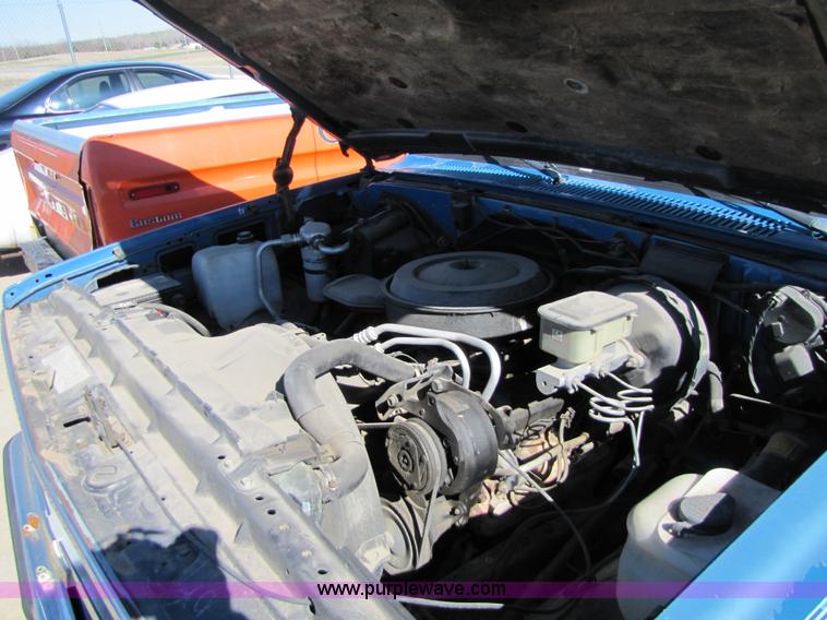 image for item 8562 1988 Chevrolet Suburban SUV