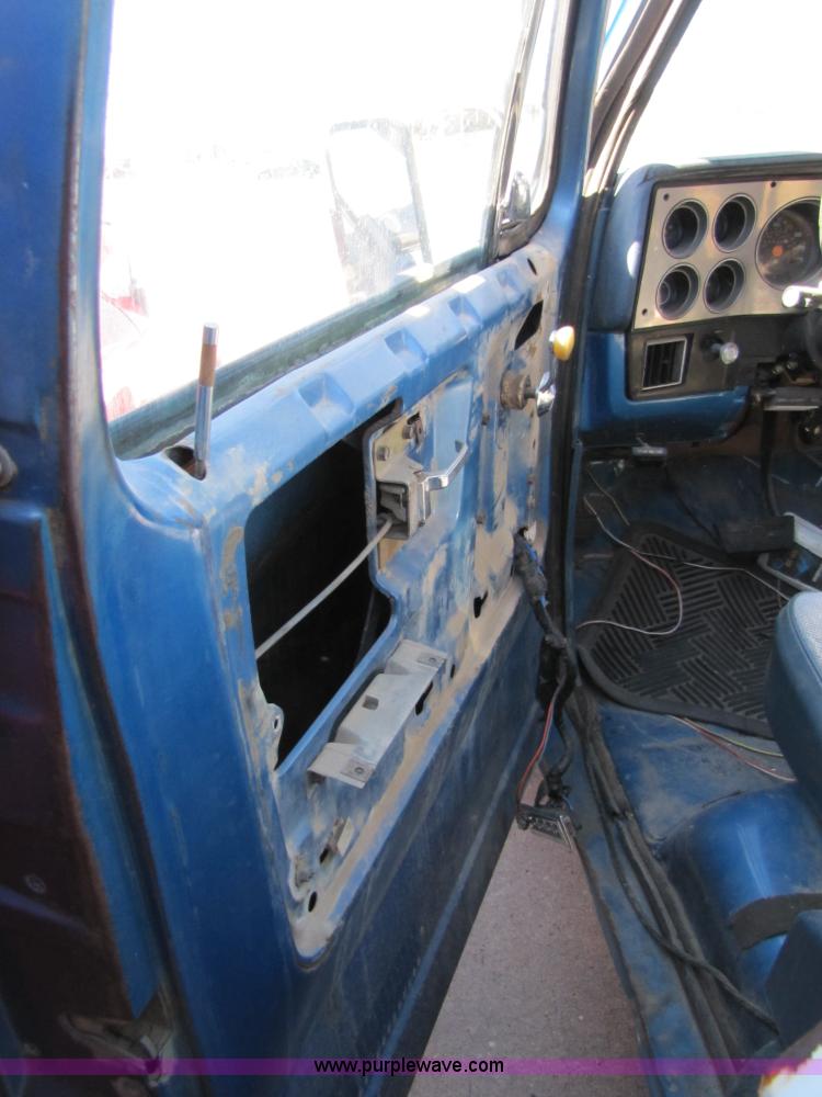 image for item 8562 1988 Chevrolet Suburban SUV