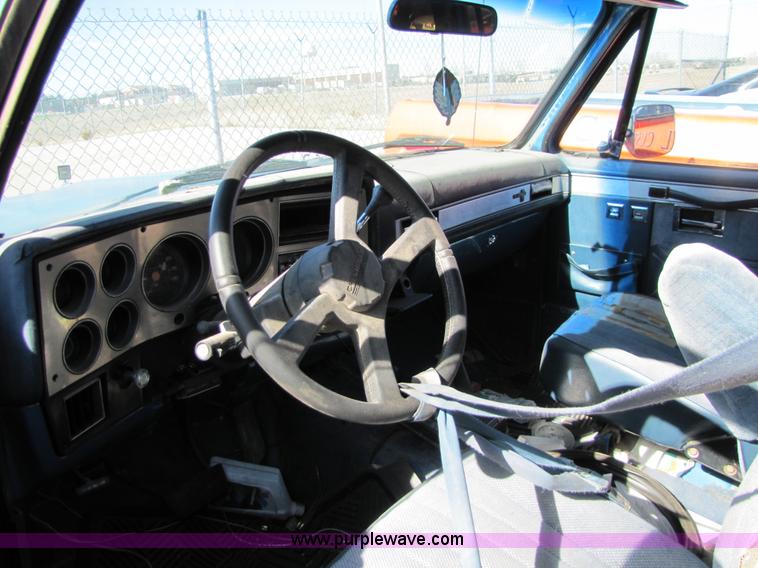 image for item 8562 1988 Chevrolet Suburban SUV