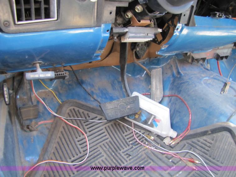 image for item 8562 1988 Chevrolet Suburban SUV