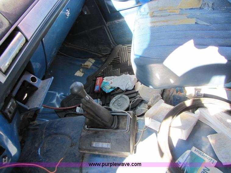 image for item 8562 1988 Chevrolet Suburban SUV