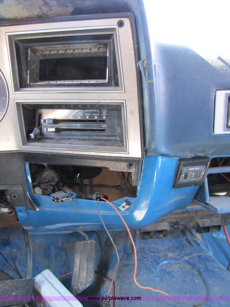 image for item 8562 1988 Chevrolet Suburban SUV