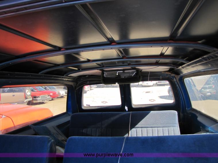 image for item 8562 1988 Chevrolet Suburban SUV