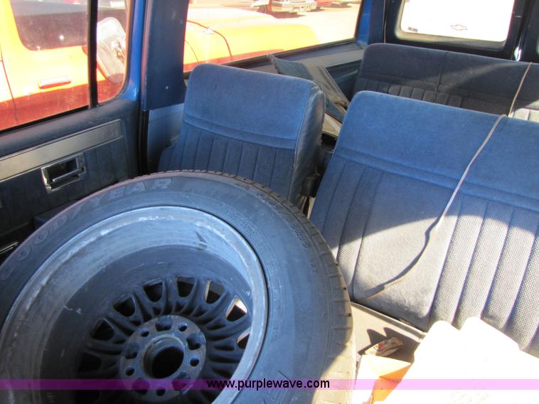 image for item 8562 1988 Chevrolet Suburban SUV