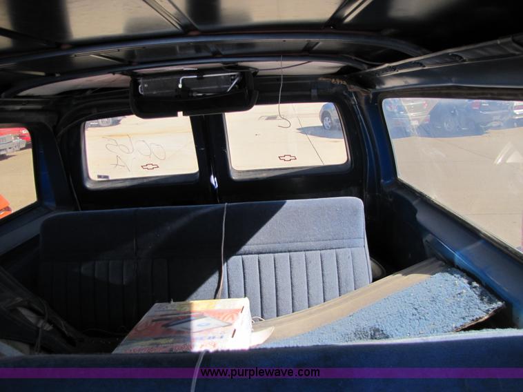 image for item 8562 1988 Chevrolet Suburban SUV