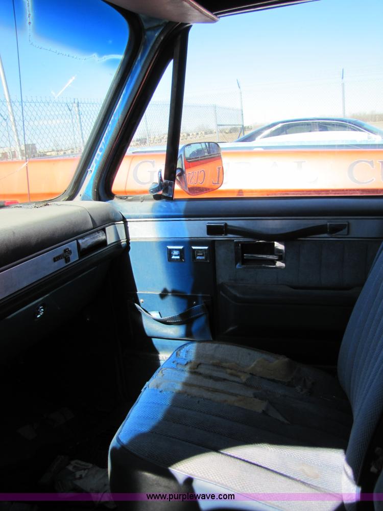 image for item 8562 1988 Chevrolet Suburban SUV