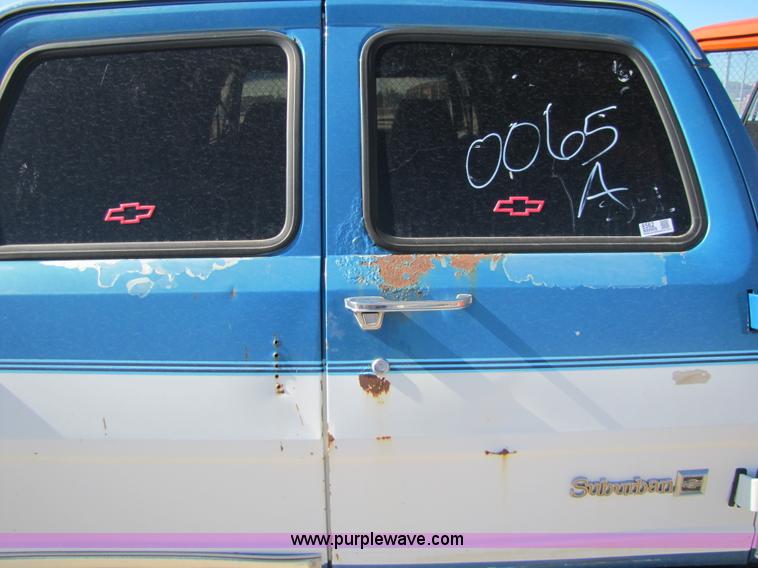image for item 8562 1988 Chevrolet Suburban SUV