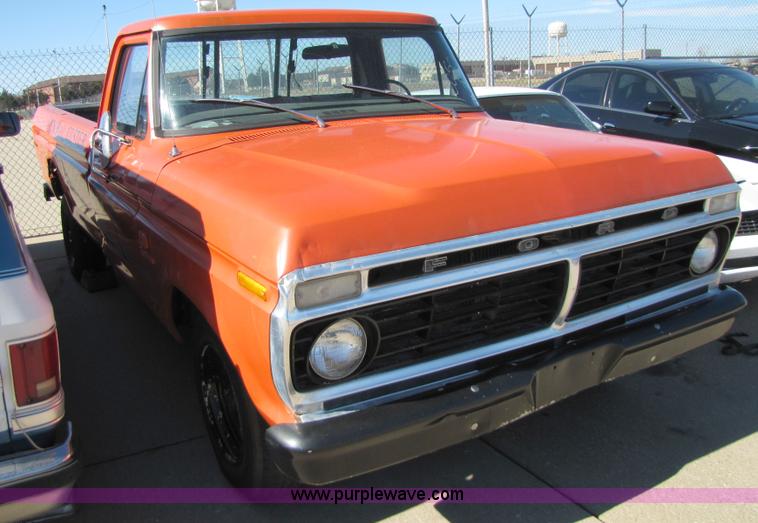 image for item 8563 1973 Ford F250 Custom pickup truck