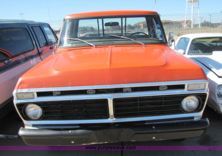 image for item 8563 1973 Ford F250 Custom pickup truck