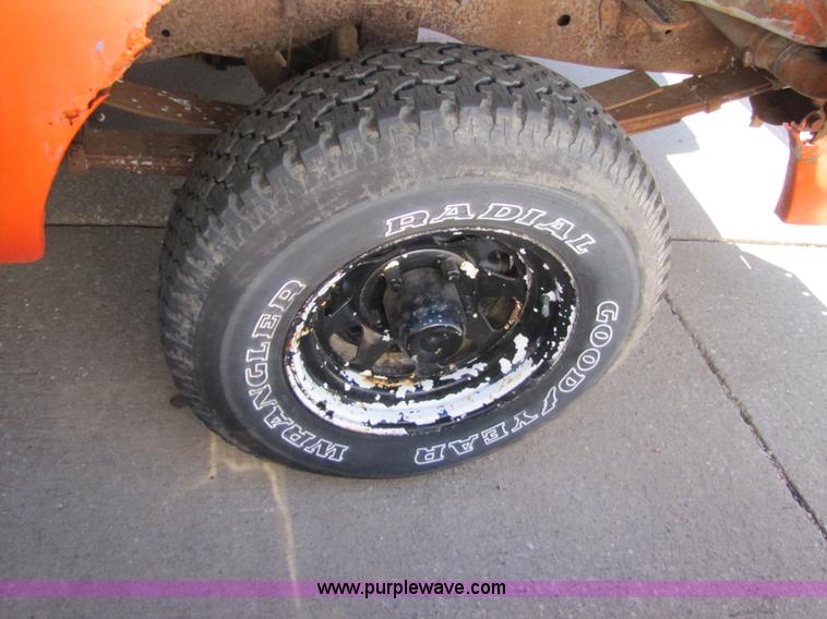 image for item 8563 1973 Ford F250 Custom pickup truck