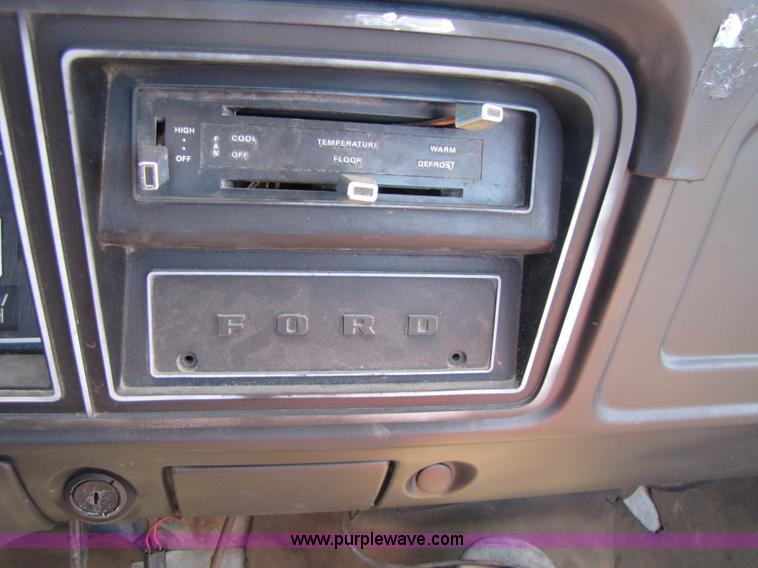 image for item 8563 1973 Ford F250 Custom pickup truck