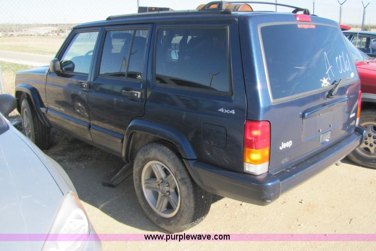 image for item 8569 2001 Jeep Cherokee Classic SUV