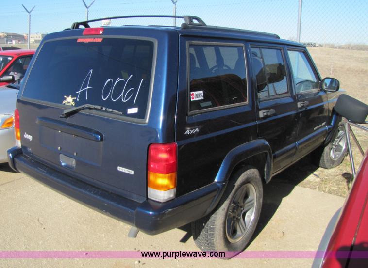 image for item 8569 2001 Jeep Cherokee Classic SUV